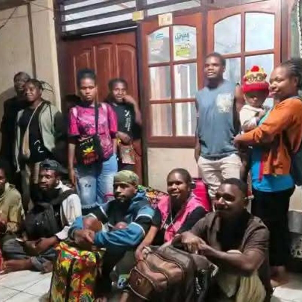 Mahasiswa Asal Paniai di Manado Diusir dari Kontrakan Kini Terdampar di Jalanan Malam Hujan